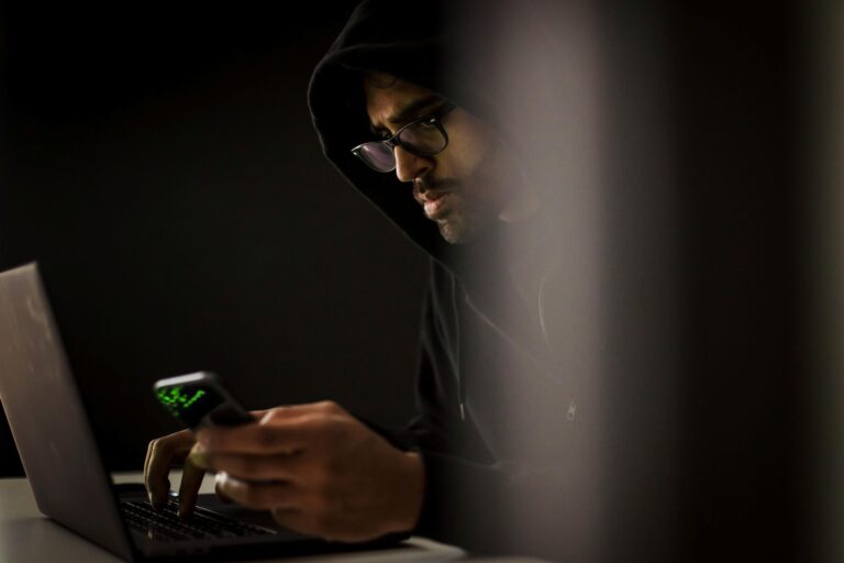 Hacker professionnel comptes piratés depuis la France